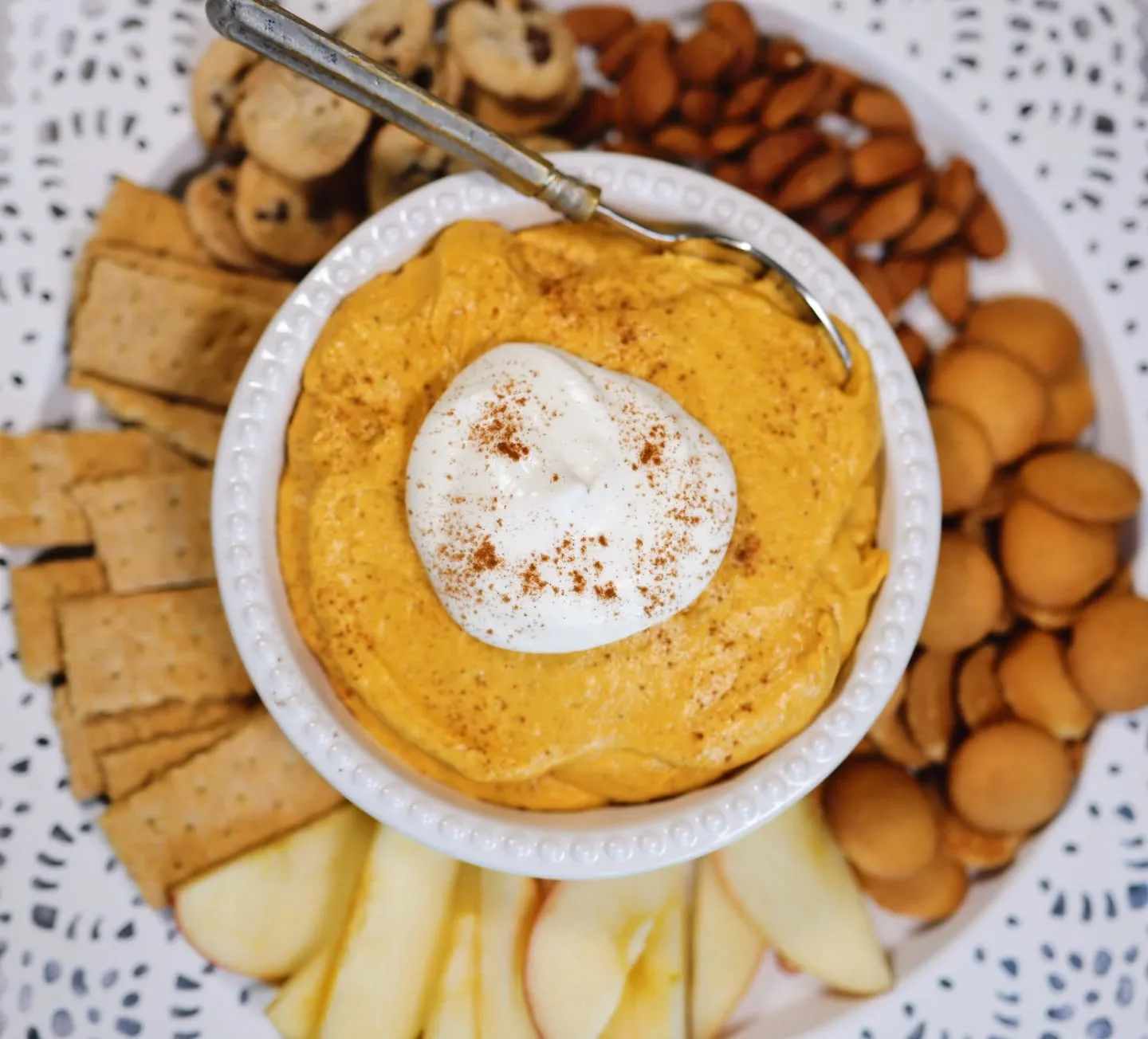 It's been forever, I know. A big move halfway across the ocean takes a fair bit of time and effort. But we're mostly through it.
So I'm finally back at it with this really really late post that was supposed to go up in the fall right before the move process started.
This is an appetizer/dessert dip that tastes just like pumpkin pie. Pretty simple to make and a great thing to serve a crowd.
Happy dipping, and hope to post again soon!
#doyouroux #pumpkin #pumpkinspice #pumpkinpie #appetizer #dip #fall #fallflavors #easyrecipes #appetizers