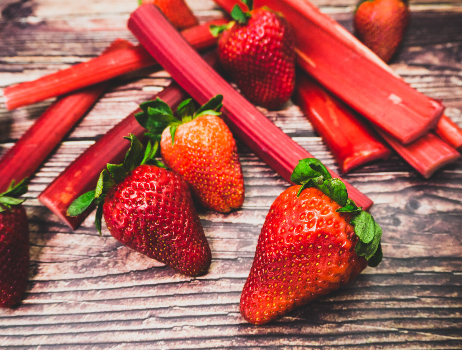 Spring Strawberry and Rhubarb Smoothie