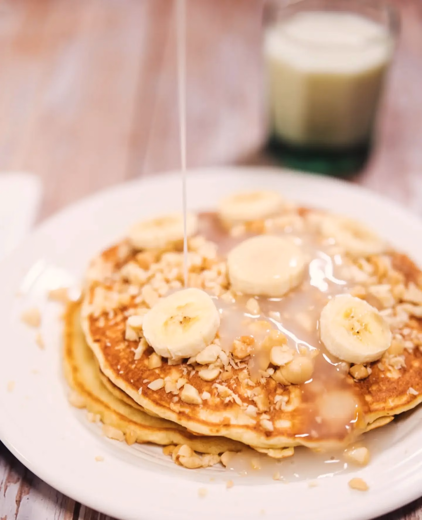 Toasted macadamias + buttermilk pancakes = perfection!
🥞 🌴 🥥
Get the best macadamia nut pancakes recipe on the blog now! So fluffy & light. Full recipe in bio! #doyouroux #foodblog #macadamia #pancakes #brunch